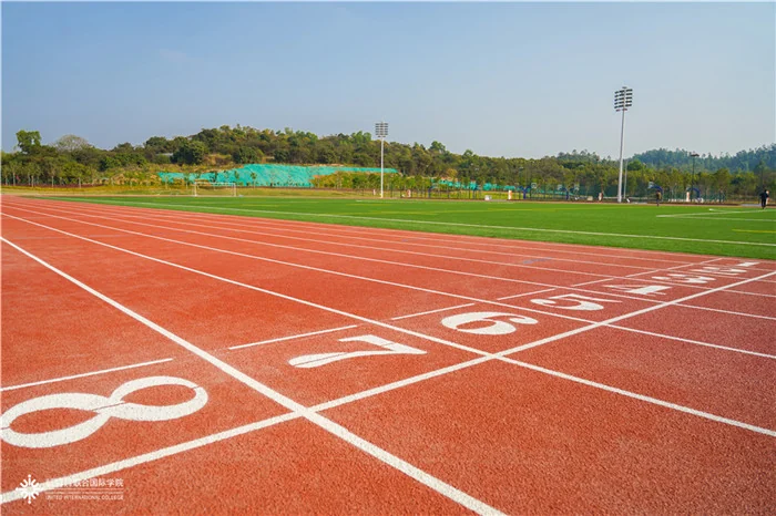 会同体育公园的红色跑道与绿色运动场，2020 年照片